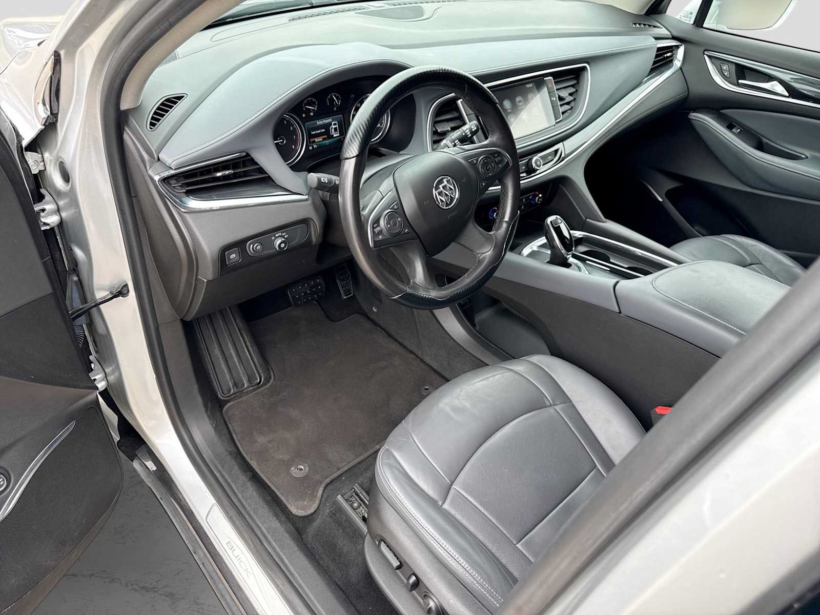 Used 2018 Buick Enclave Essence FWD image 2