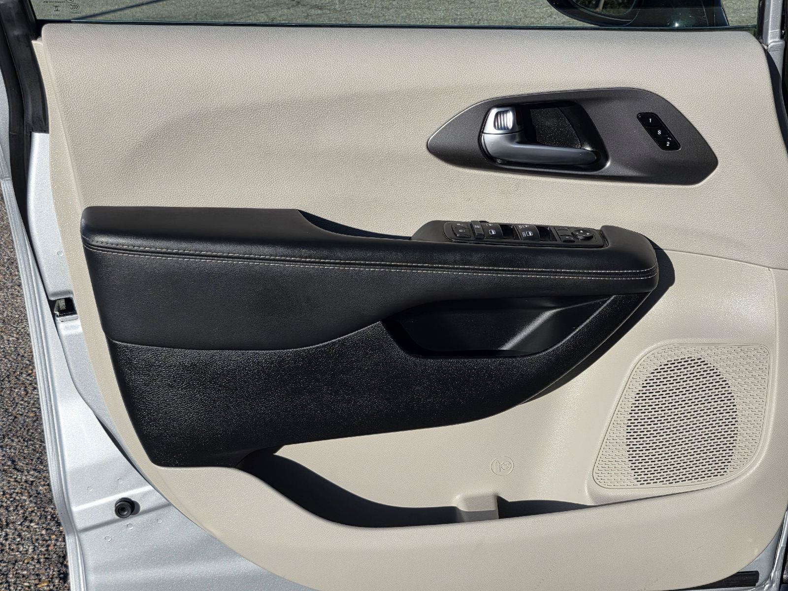 Used 2024 Chrysler Pacifica Touring-L FWD image 38
