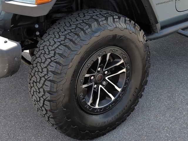 Used 2024 Jeep Wrangler Unlimited Rubicon w/ XTREMEE 35" Tire Package image 12