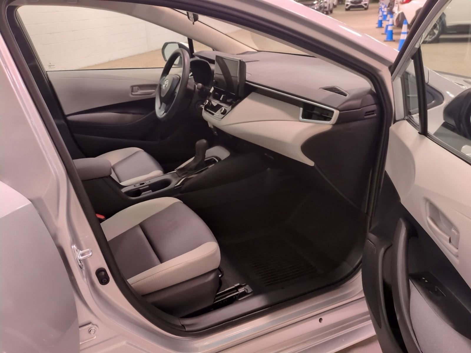 Used 2025 Toyota Corolla LE image 10