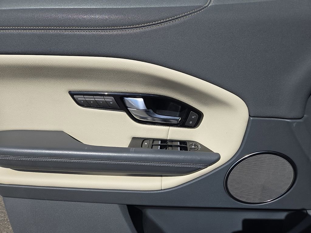 Used 2019 Land Rover Range Rover Evoque SE image 13