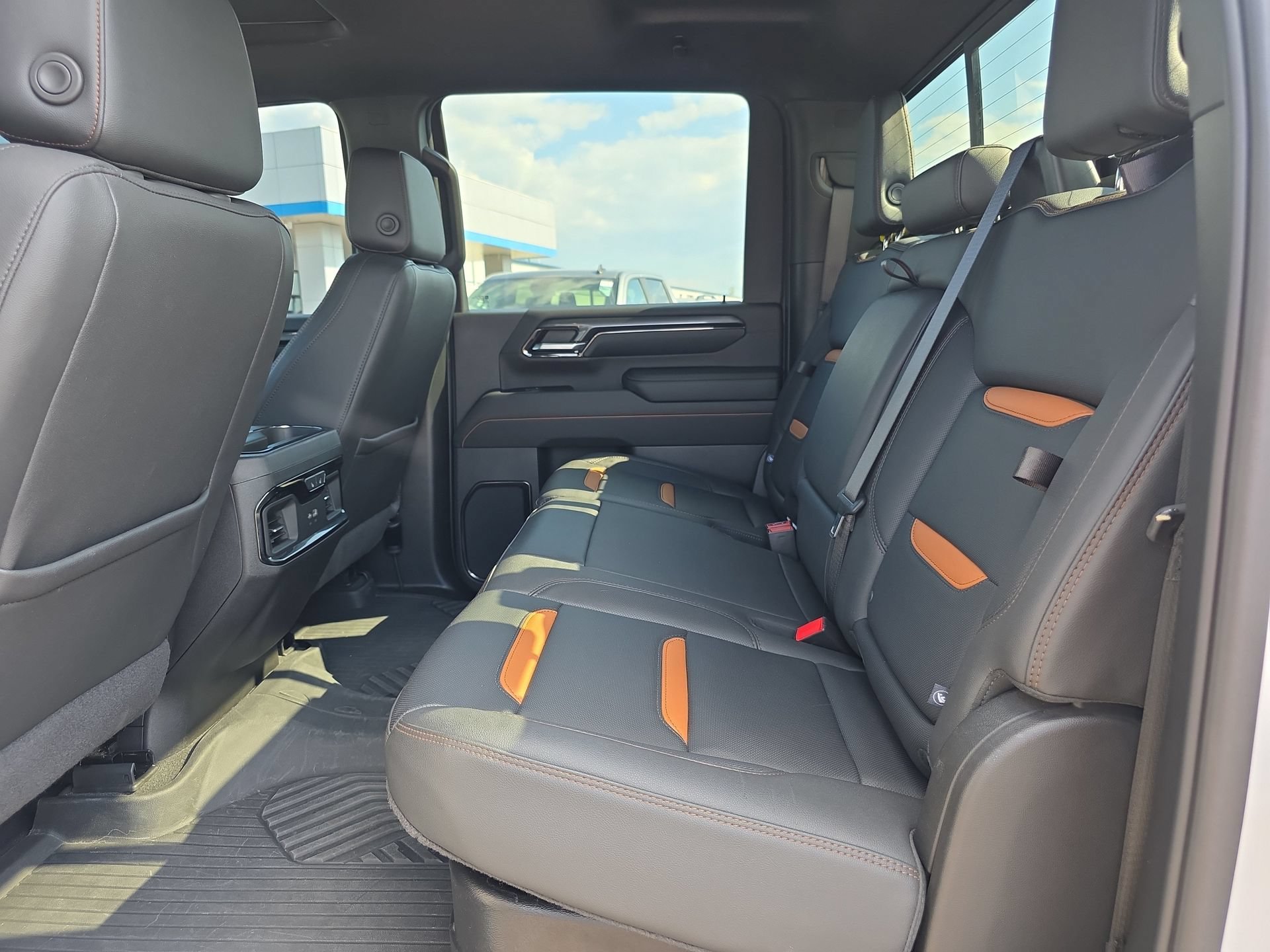 Used 2024 GMC Sierra 2500 AT4 w/ AT4 Premium Plus Package AWD/4WD image 11