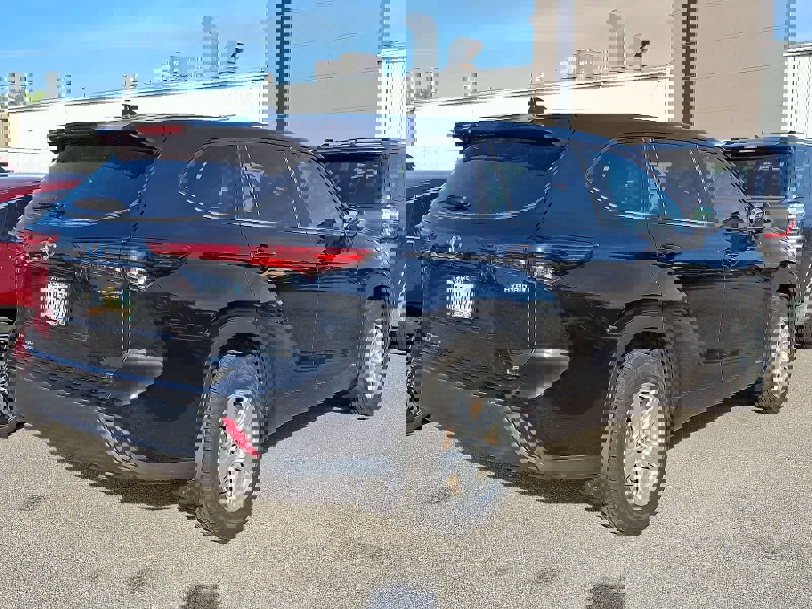 Used 2023 Toyota Highlander LE image 3