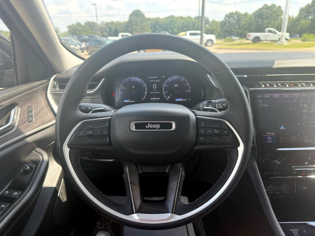 Used 2023 Jeep Grand Cherokee Limited AWD/4WD image 17