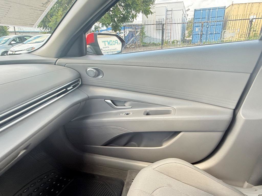 Used 2021 Hyundai Elantra SE FWD image 12