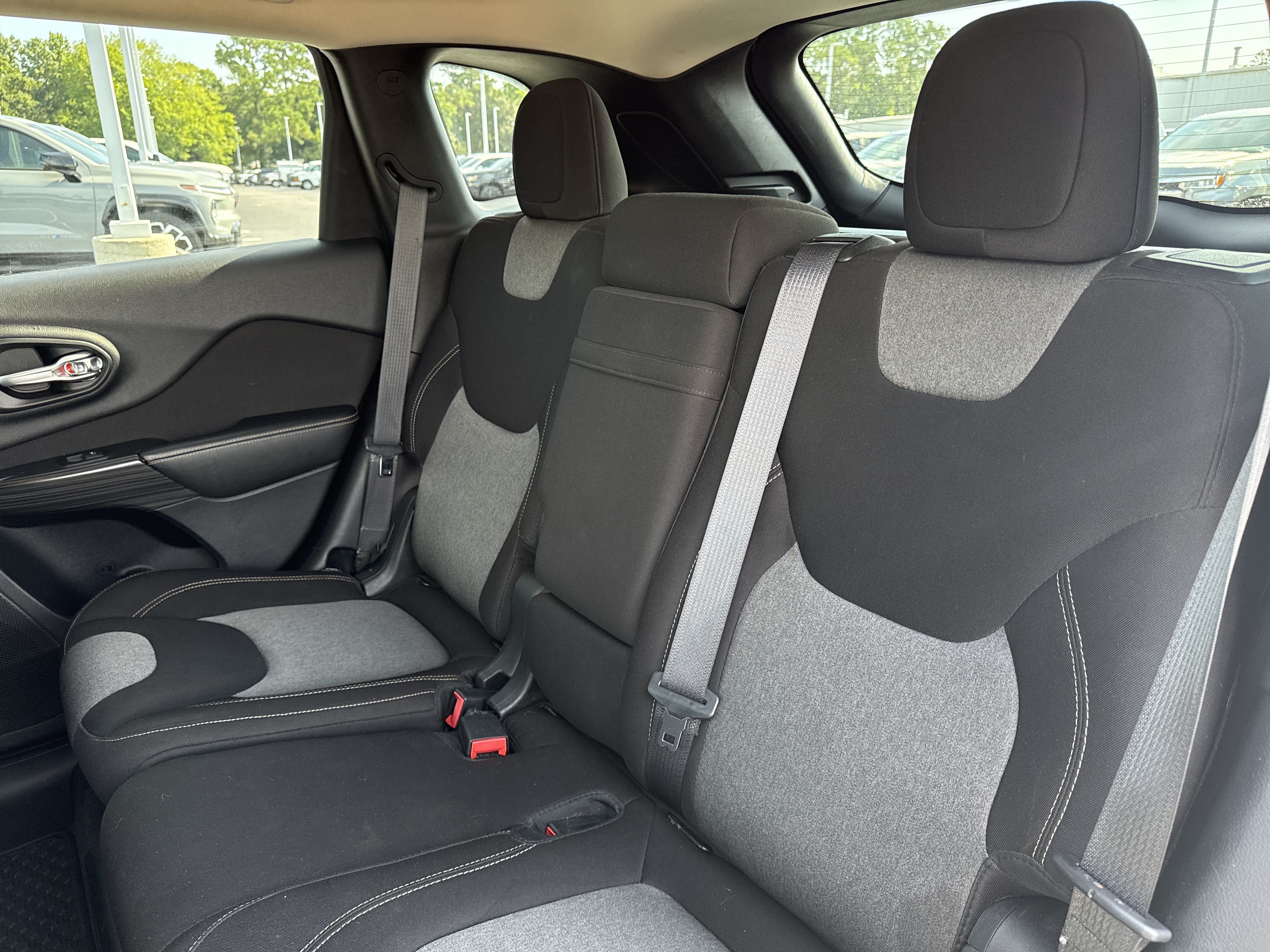Used 2016 Jeep Cherokee Sport w/ Cold Weather Group FWD image 29