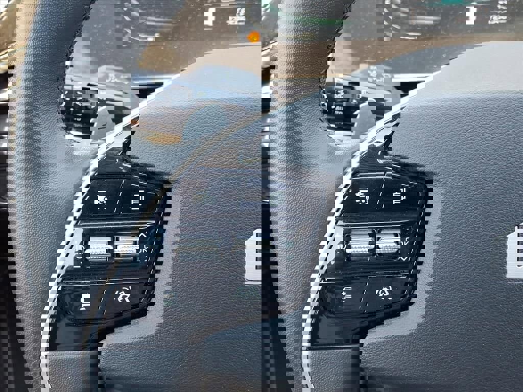 Used 2023 Kia Niro EX Touring image 27