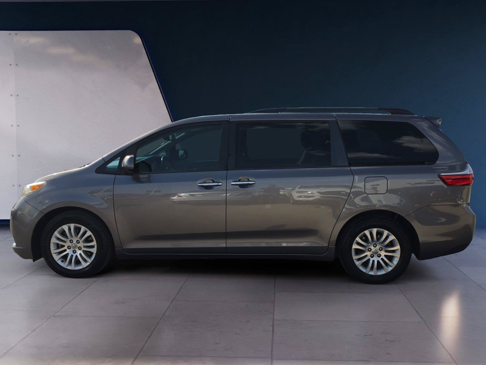 Used 2017 Toyota Sienna XLE Premium FWD image 2