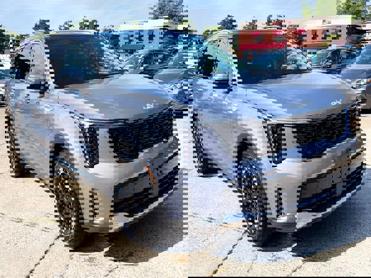 Used 2024 Kia Sorento S w/ Panoramic Sunroof Package image 2