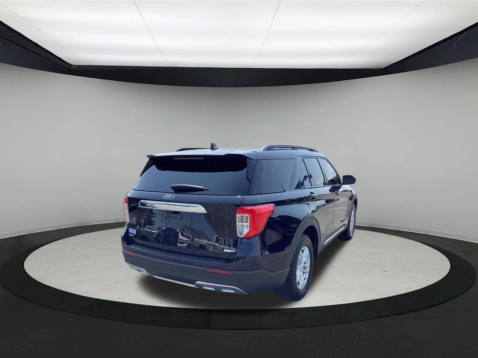 Used 2023 Ford Explorer XLT w/ Equipment Group 202A AWD/4WD image 8