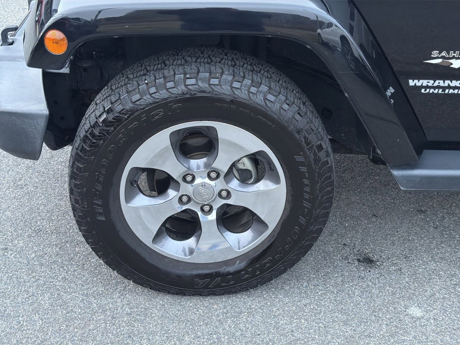 Used 2016 Jeep Wrangler Unlimited Sahara w/ Connectivity Group image 12