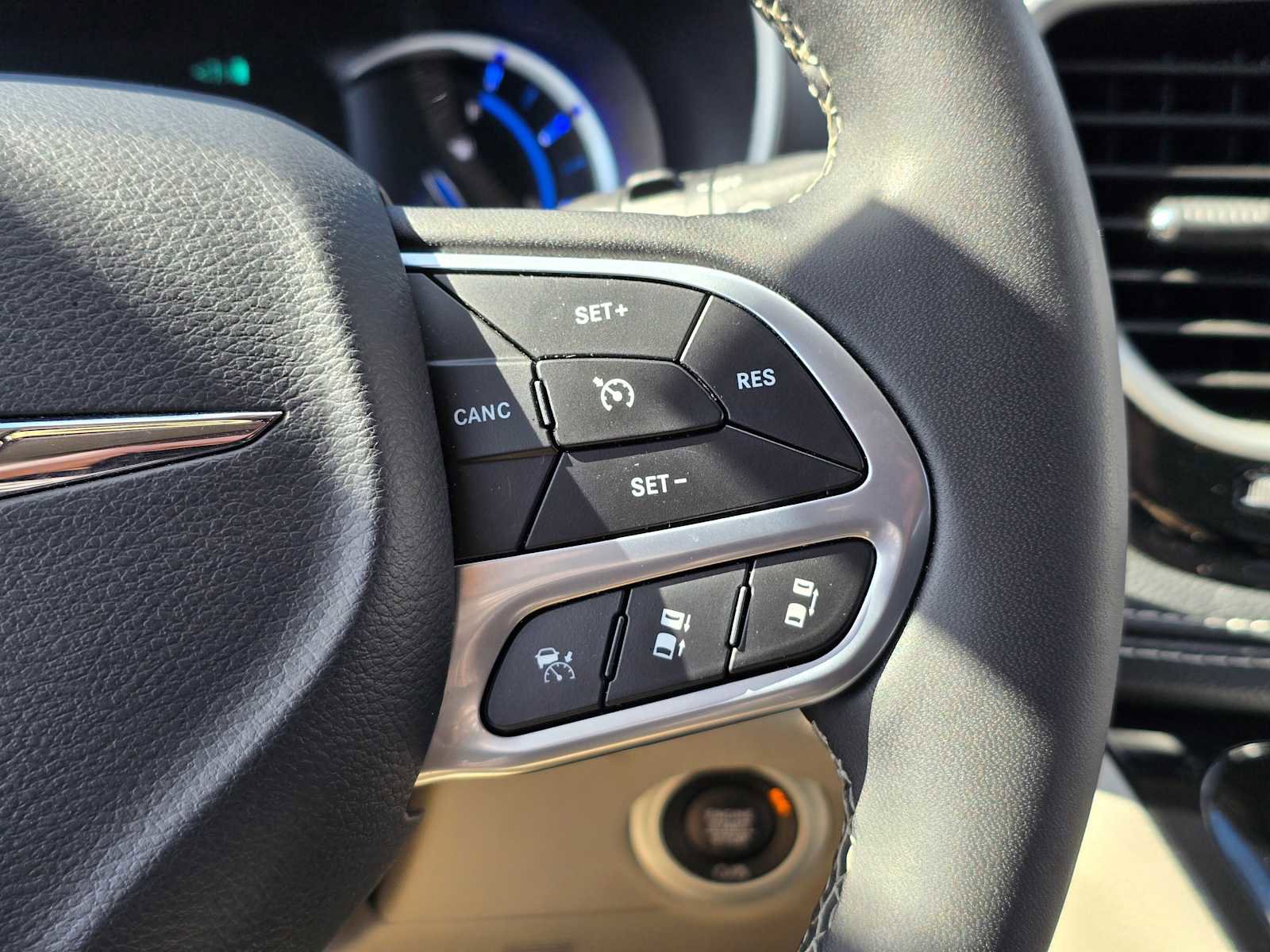 Used 2024 Chrysler Pacifica Select image 28