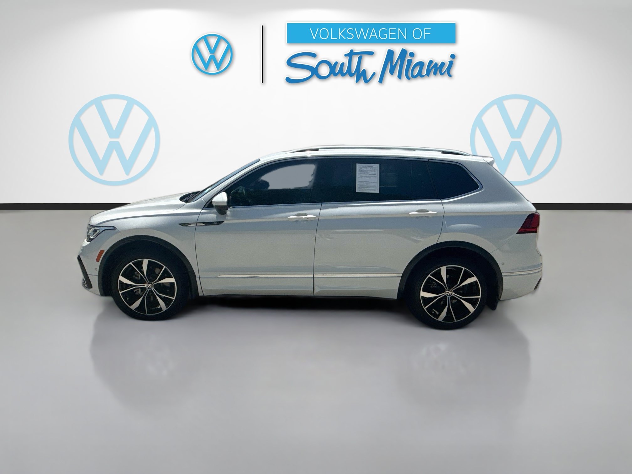 Used 2022 Volkswagen Tiguan SEL R-Line AWD/4WD image 4
