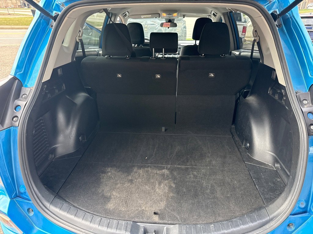 Used 2018 Toyota RAV4 LE FWD image 18