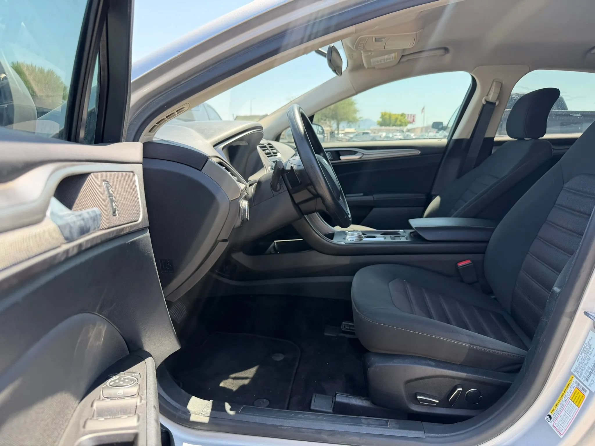 Used 2017 Ford Fusion SE FWD image 17