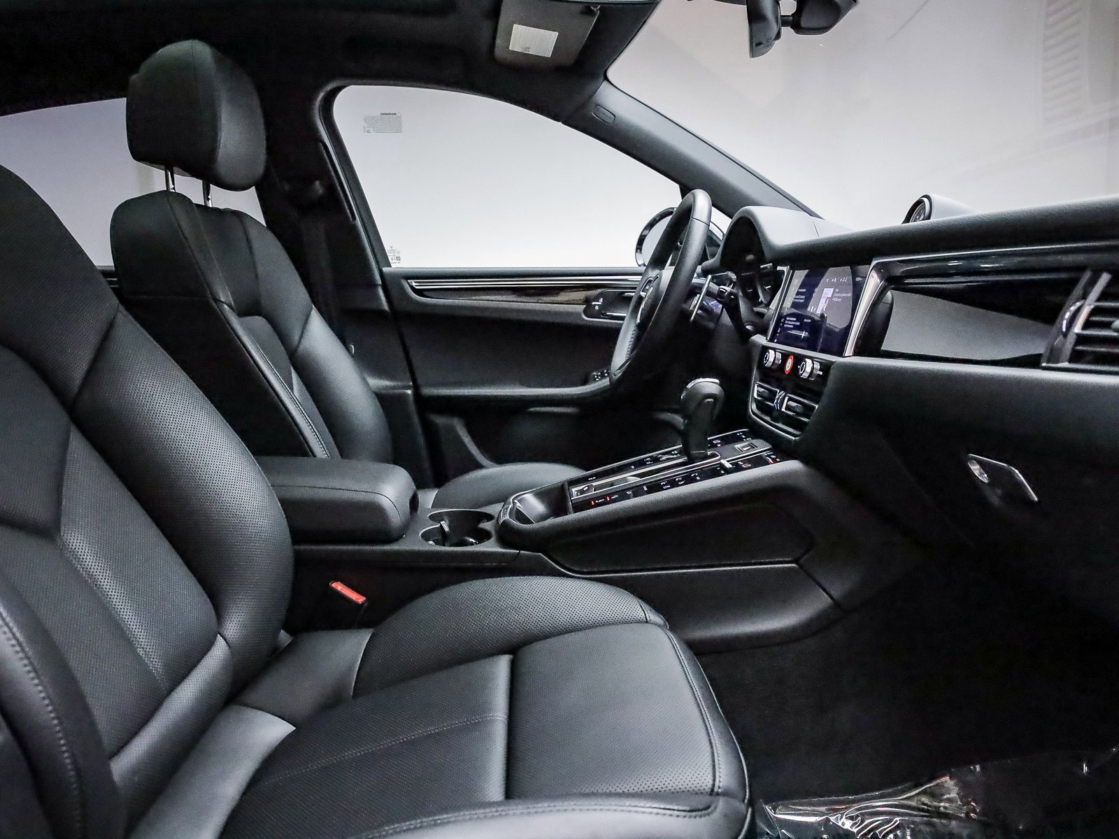 Certified 2025 Porsche Macan image 17