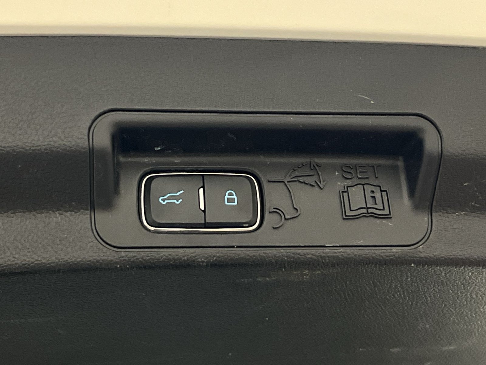 Used 2022 Ford Explorer XLT w/ Equipment Group 202A AWD/4WD image 39