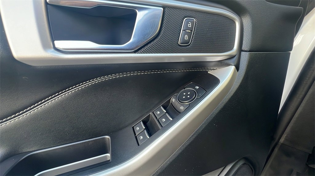 Used 2022 Ford Explorer XLT image 16
