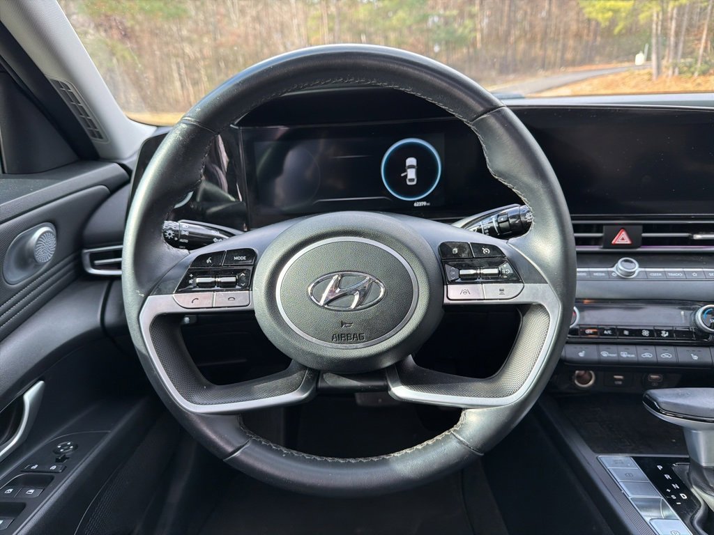 Used 2023 Hyundai Elantra Limited image 12