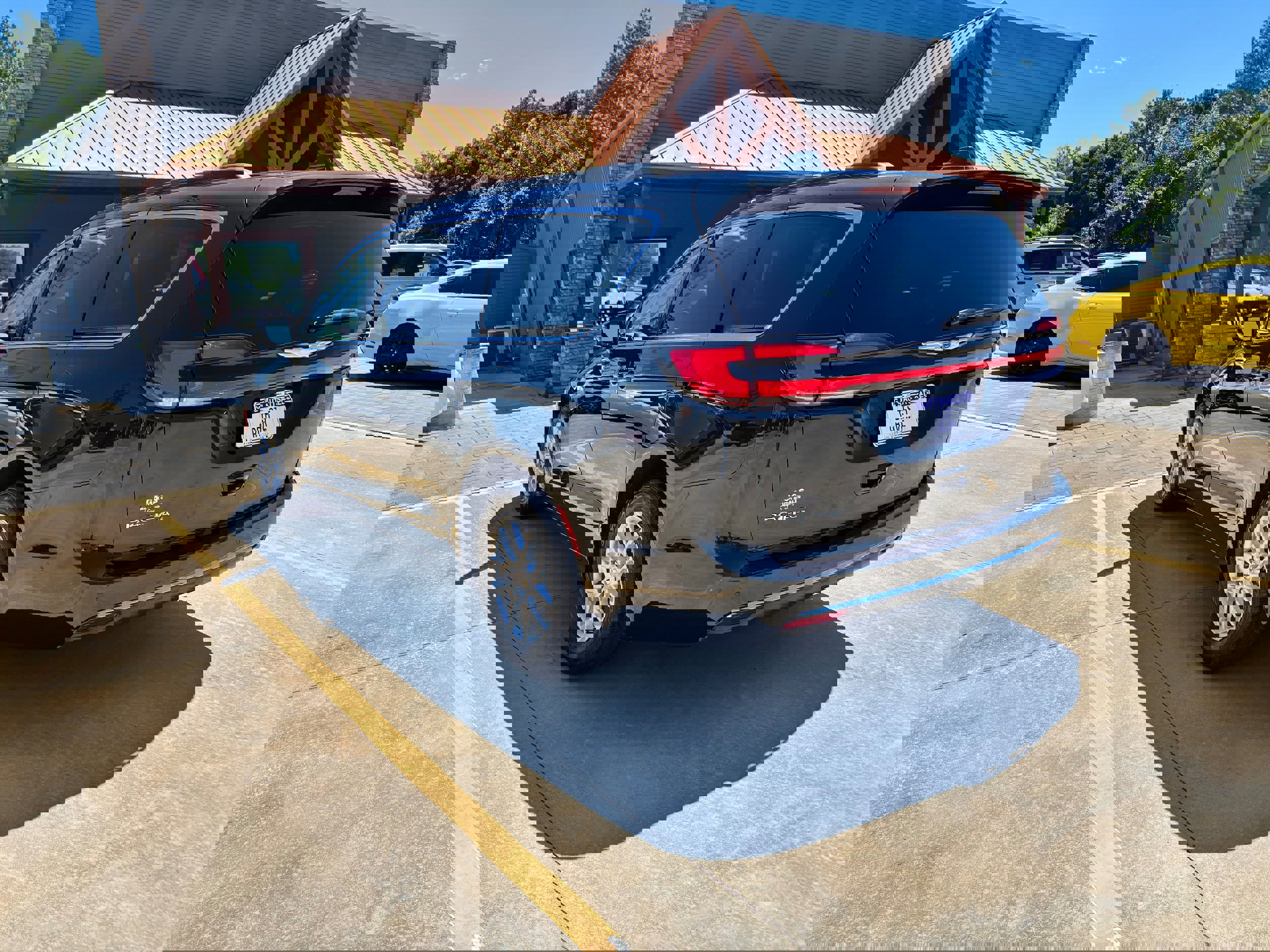 Used 2022 Chrysler Pacifica Touring-L w/ Uconnect Theater Family Group image 7