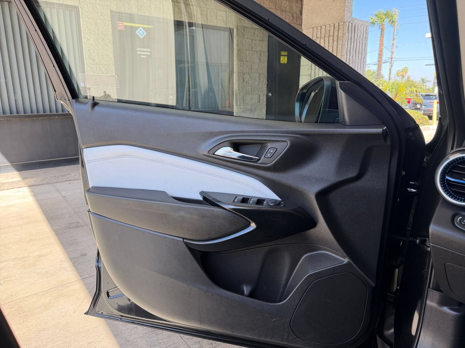 Used 2025 Chevrolet Trax LT FWD image 18