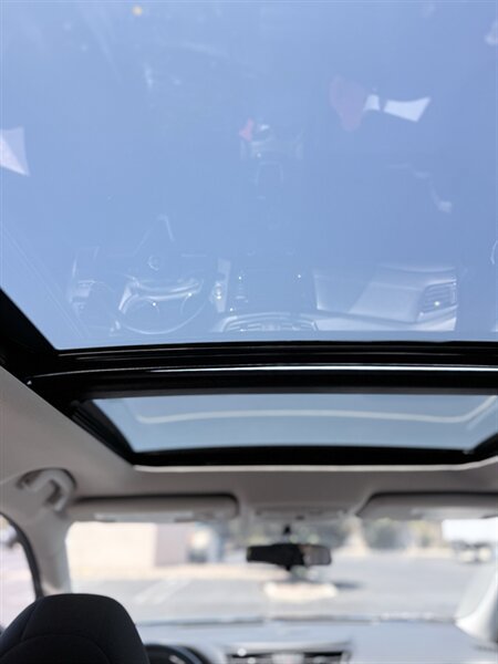 Used 2018 Nissan Rogue SV w/ Premium Package FWD image 16