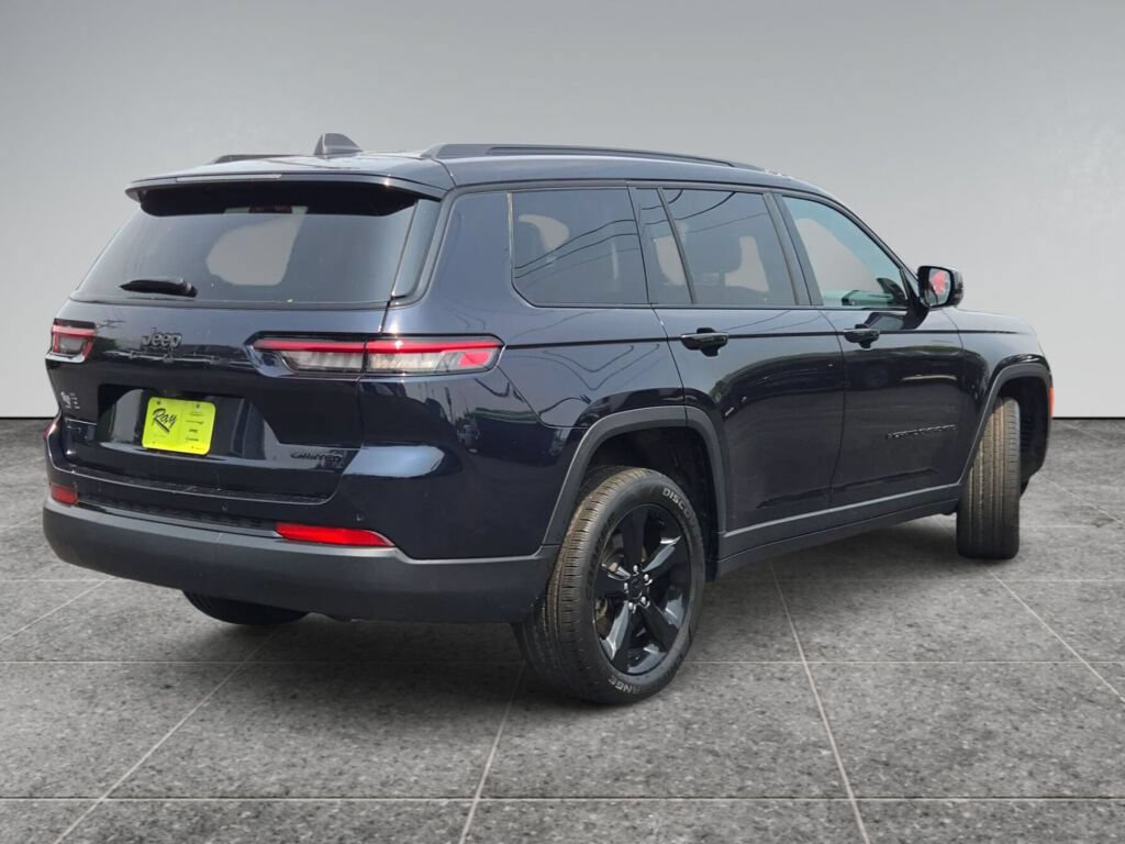 Used 2024 Jeep Grand Cherokee L Limited w/ Black Appearance Package AWD/4WD image 11