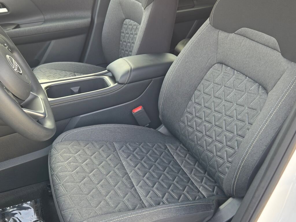 Used 2025 Nissan Kicks SV AWD/4WD image 17
