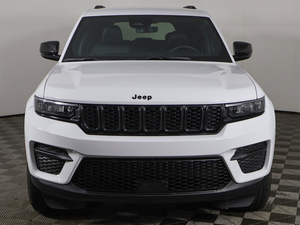 Used 2025 Jeep Grand Cherokee Altitude AWD/4WD image 10