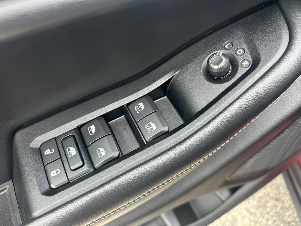 Used 2023 Jeep Grand Cherokee Limited AWD/4WD image 16