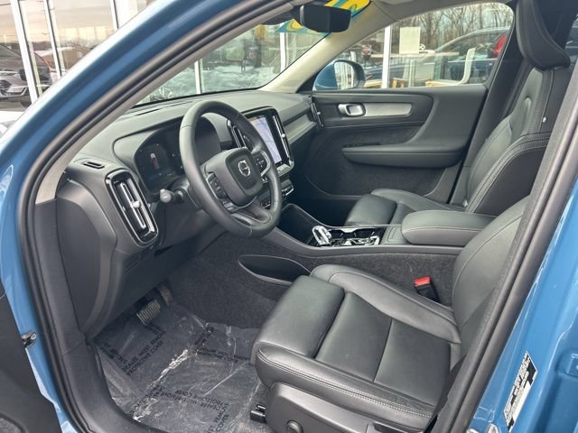 Certified 2025 Volvo XC40 B5 Plus AWD/4WD image 17