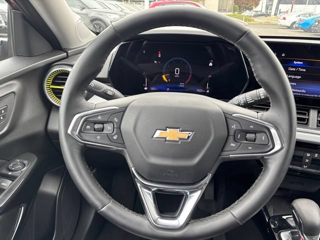 Used 2025 Chevrolet Trax LT w/ Sunroof Package FWD image 17