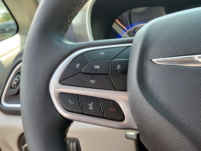 Used 2023 Chrysler Pacifica Touring-L AWD/4WD image 13