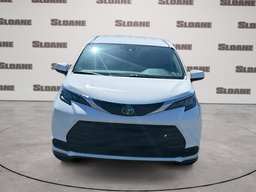 Used 2024 Toyota Sienna LE FWD image 8
