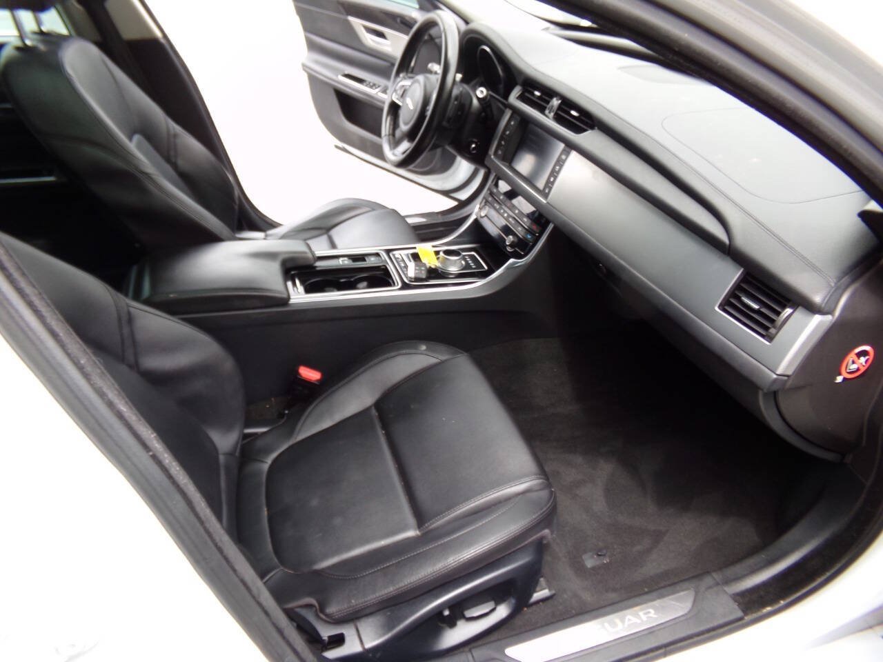 Used 2016 Jaguar XF Premium RWD image 34