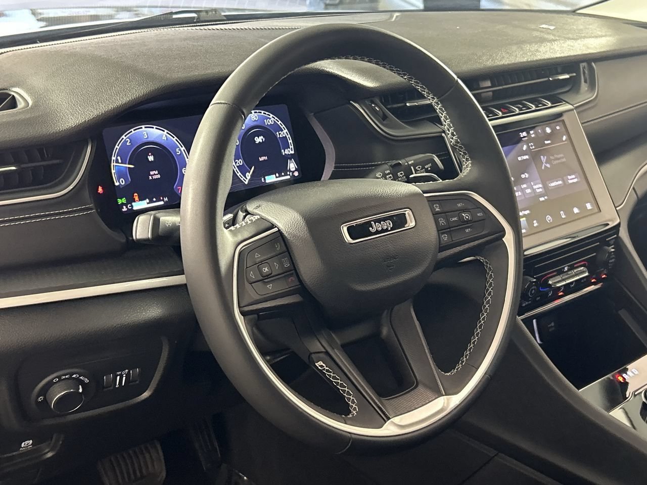 Used 2023 Jeep Grand Cherokee Laredo X RWD image 14
