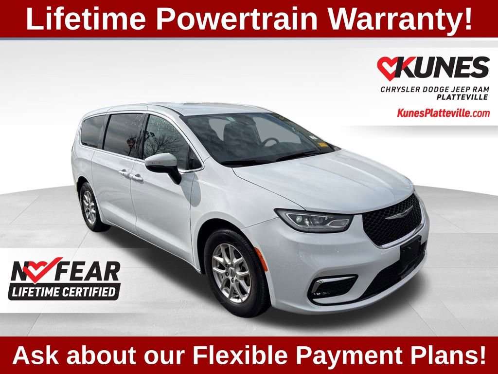 Used 2023 Chrysler Pacifica Touring-L image 3