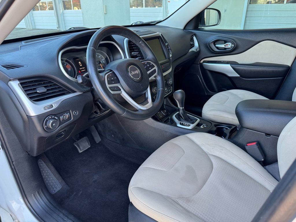 Used 2017 Jeep Cherokee Latitude w/ Comfort/Convenience Group image 30