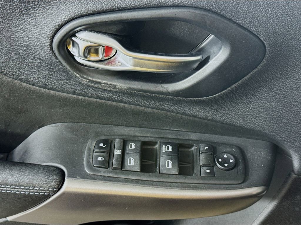 Used 2019 Jeep Cherokee Latitude w/ Popular Appearance Group FWD image 20