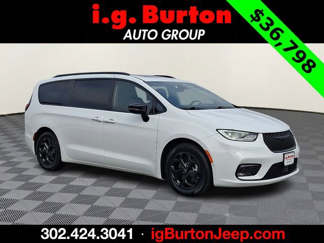 Used 2025 Chrysler Pacifica Premium image 1