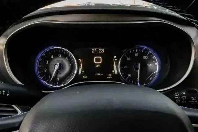 Used 2021 Chrysler Pacifica Touring-L FWD image 21