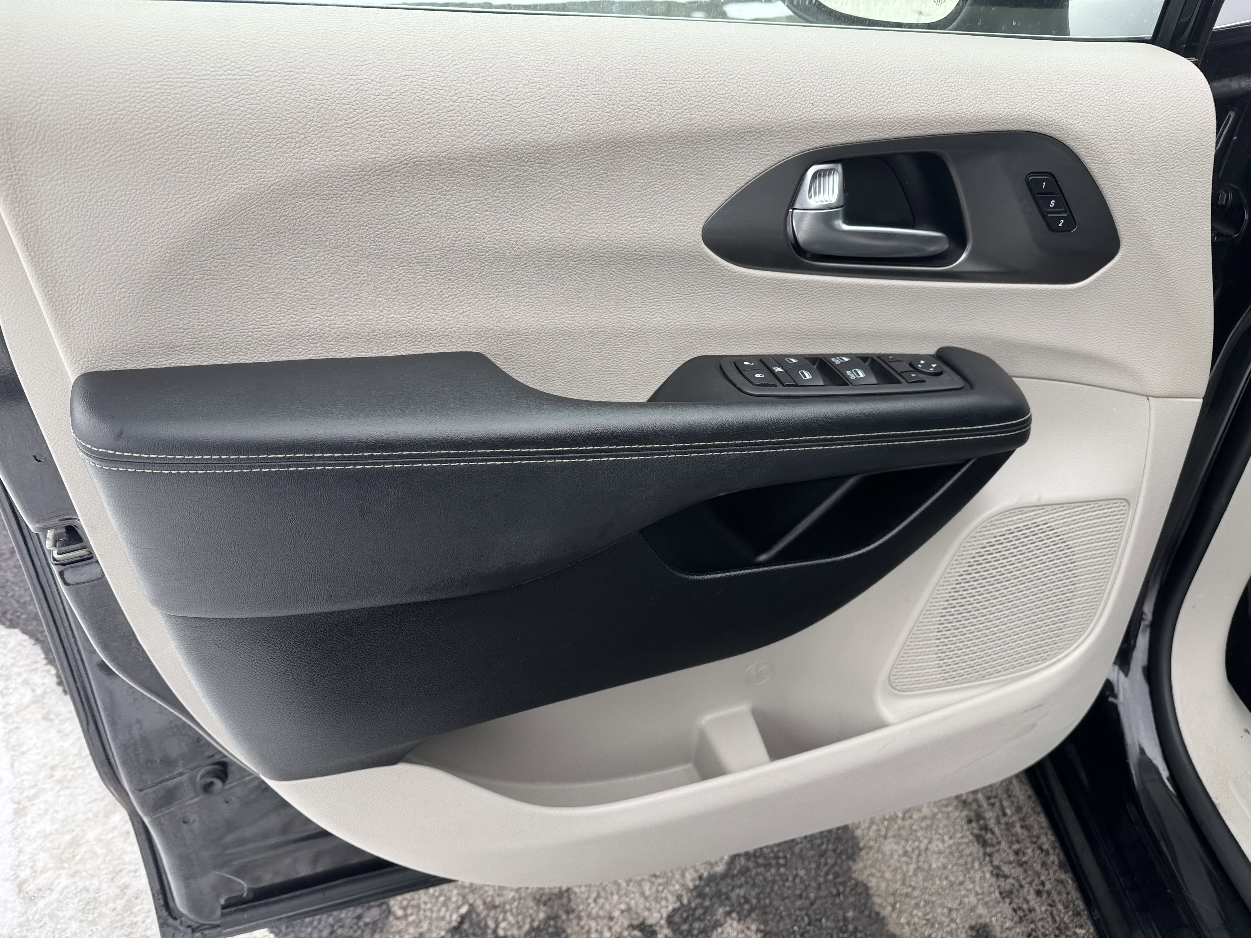 Used 2023 Chrysler Pacifica Touring-L image 16