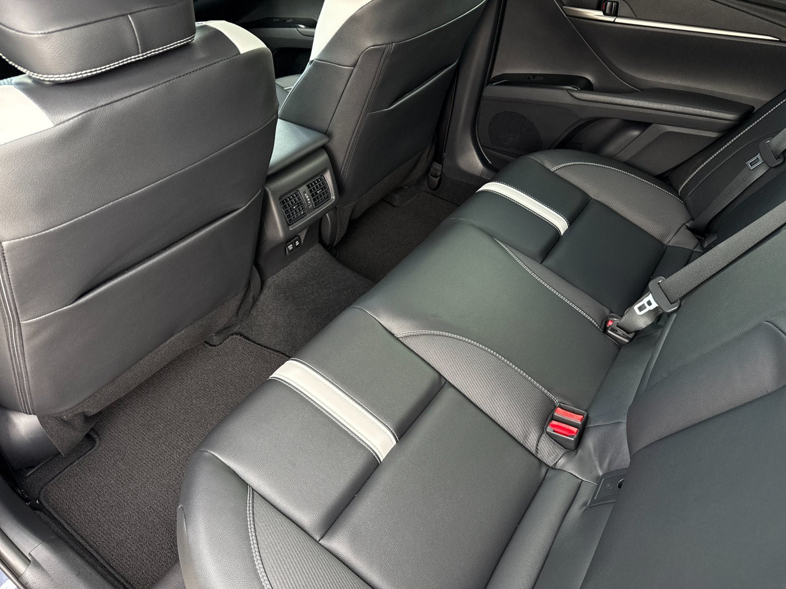 New 2026 Toyota Camry Hybrid FWD image 8