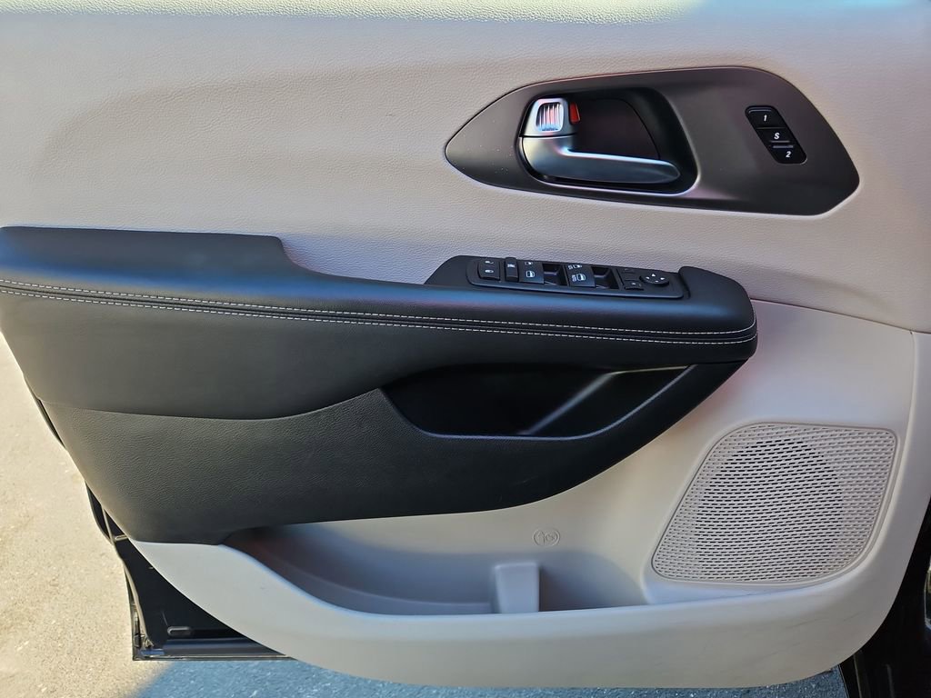 Used 2024 Chrysler Pacifica Touring-L image 25