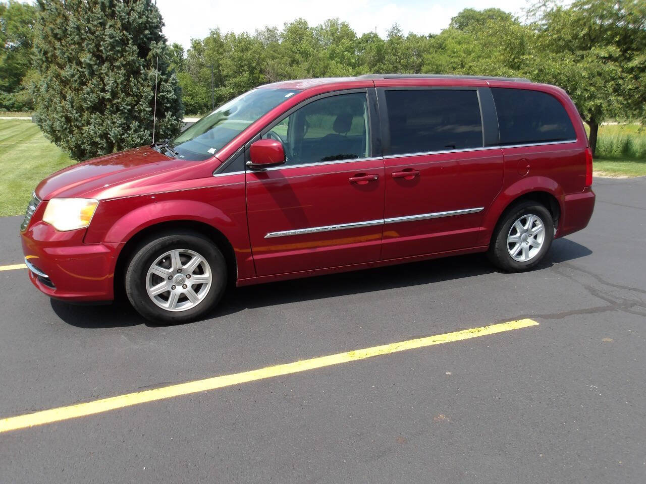 Used 2011 Chrysler Town & Country Touring FWD image 1