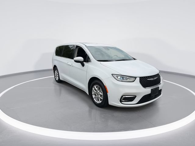 Used 2023 Chrysler Pacifica Touring-L FWD image 2