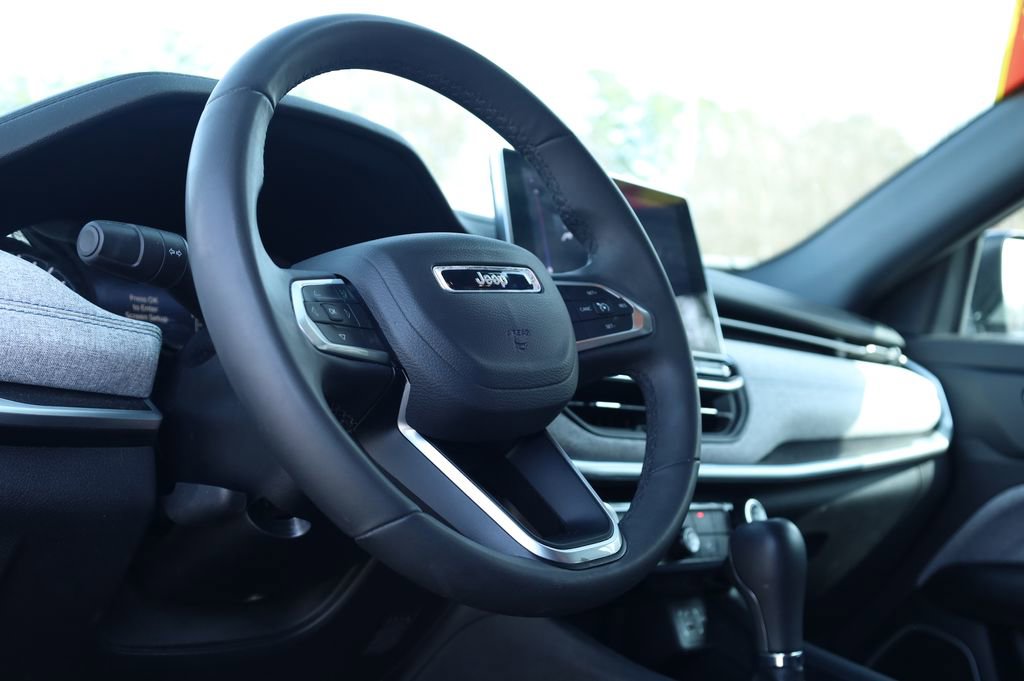 Used 2024 Jeep Compass Latitude image 30