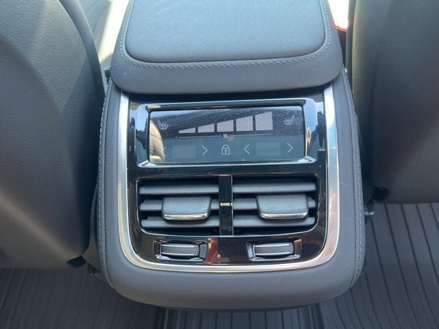New 2026 Volvo XC90 B6 Plus w/ Protection Package Premier AWD/4WD image 18