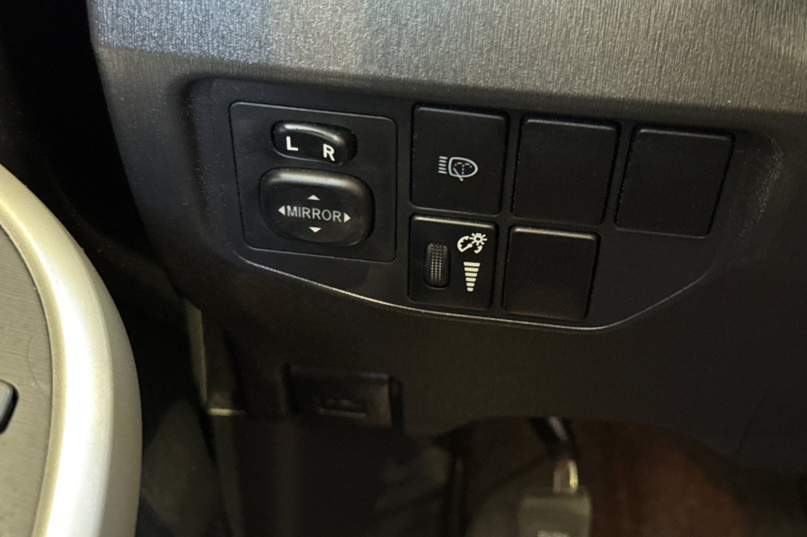 Used 2015 Toyota Prius Five FWD image 36
