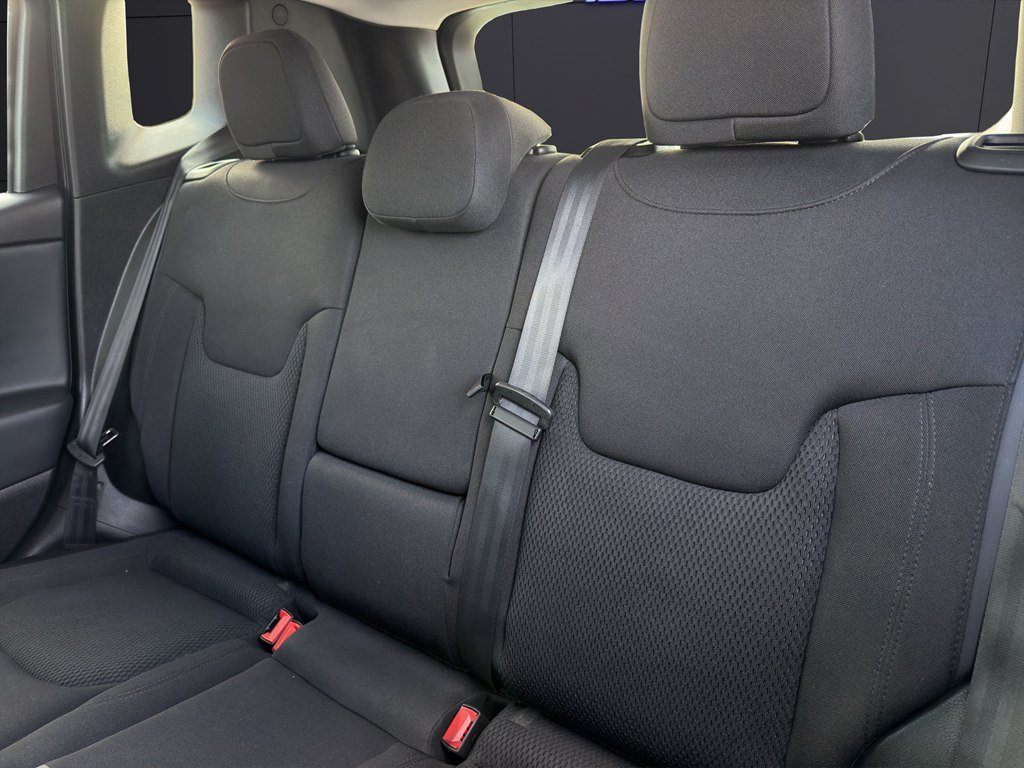 Used 2018 Jeep Renegade Altitude w/ Cold Weather Group FWD image 21